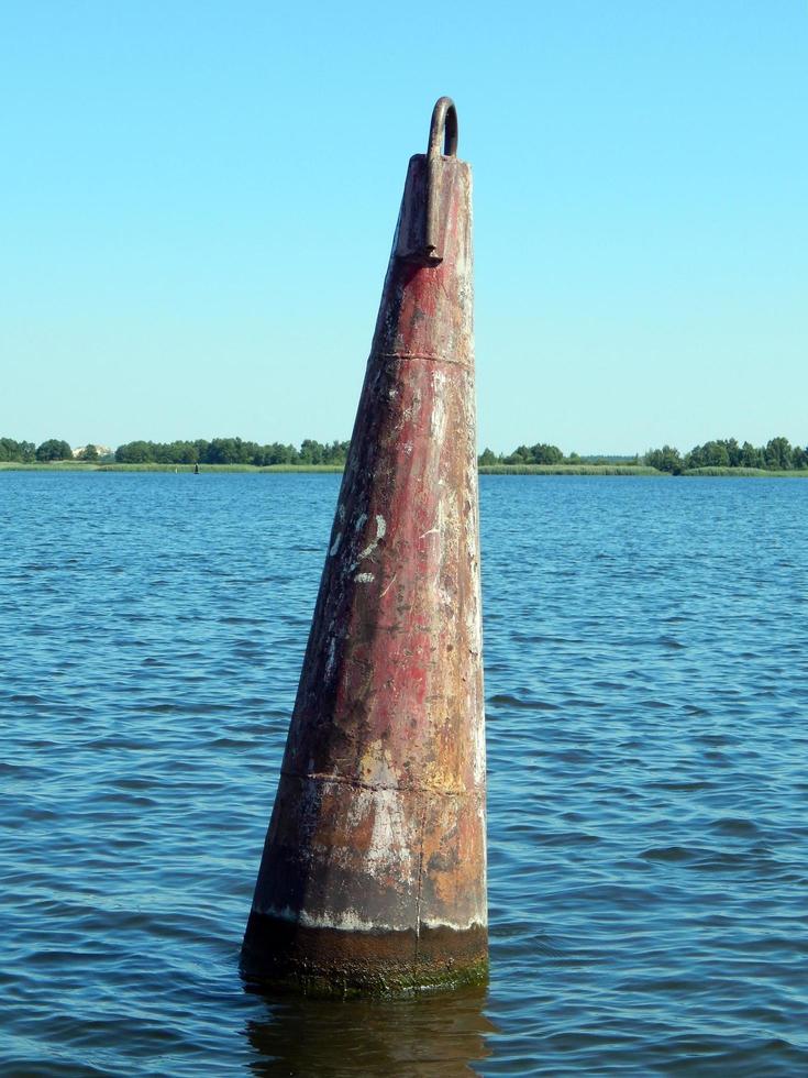 boya para barcos en el río foto