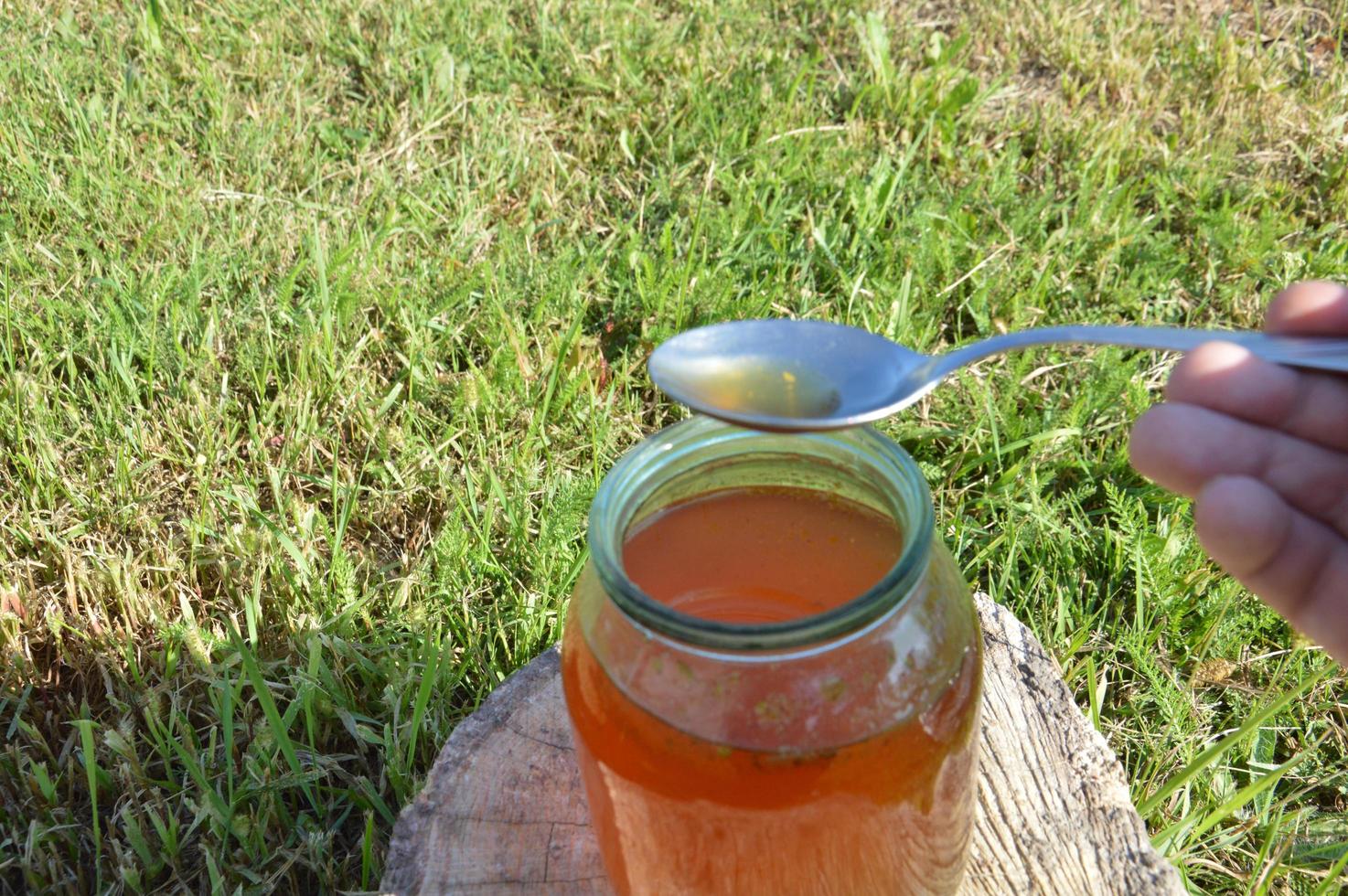 miel fresca de verano en un frasco foto