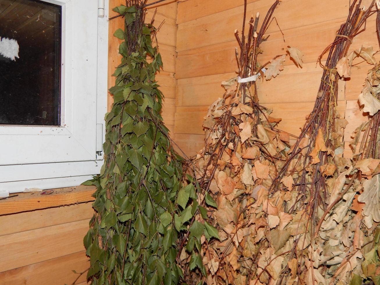 baño sauna se humedece en una casa de madera foto