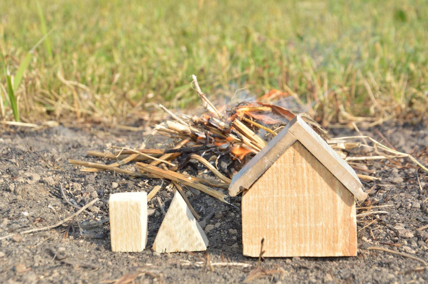 casa familiar de madera está en llamas foto