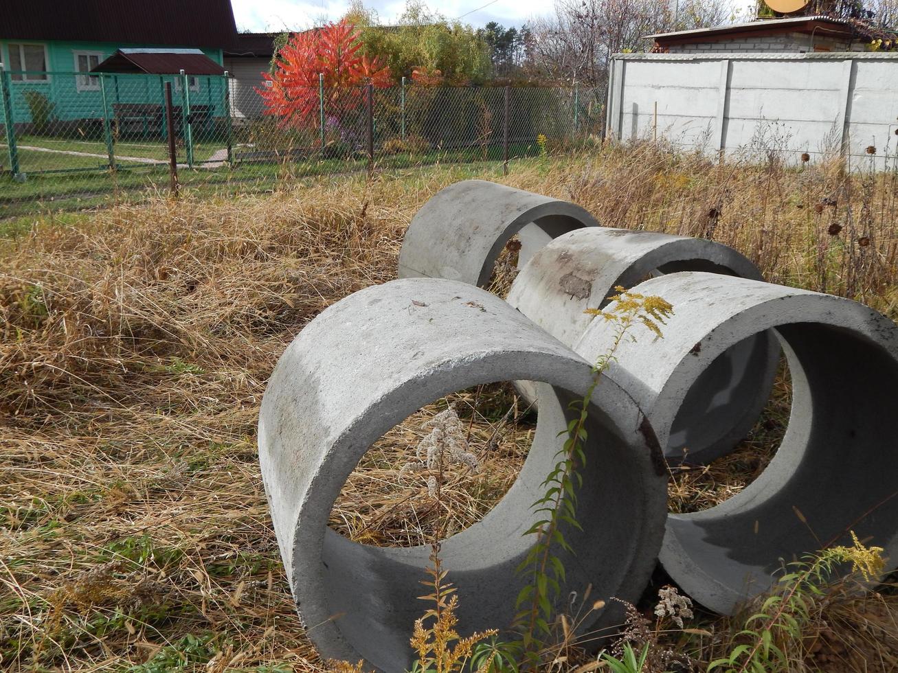 Construction of a drinking well at the dacha photo