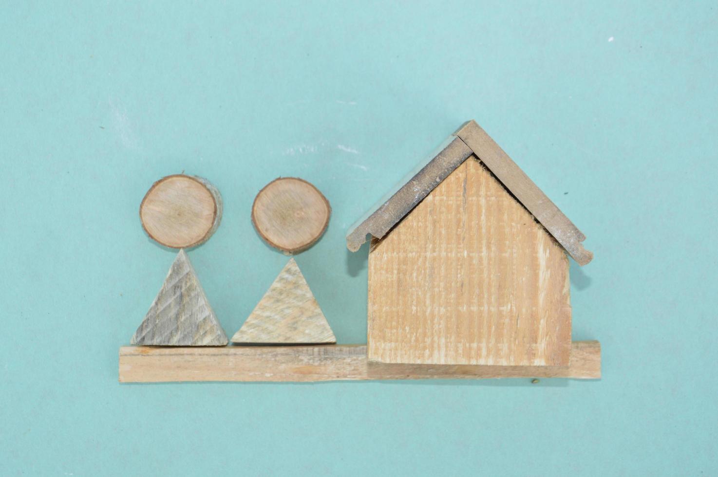 modelo de madera de una casa y una familia foto