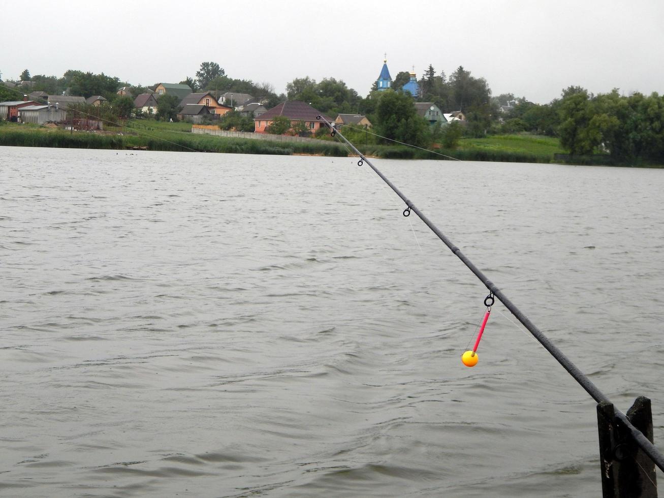 aparejos de pesca para cañas de pescar, flotadores, redes foto