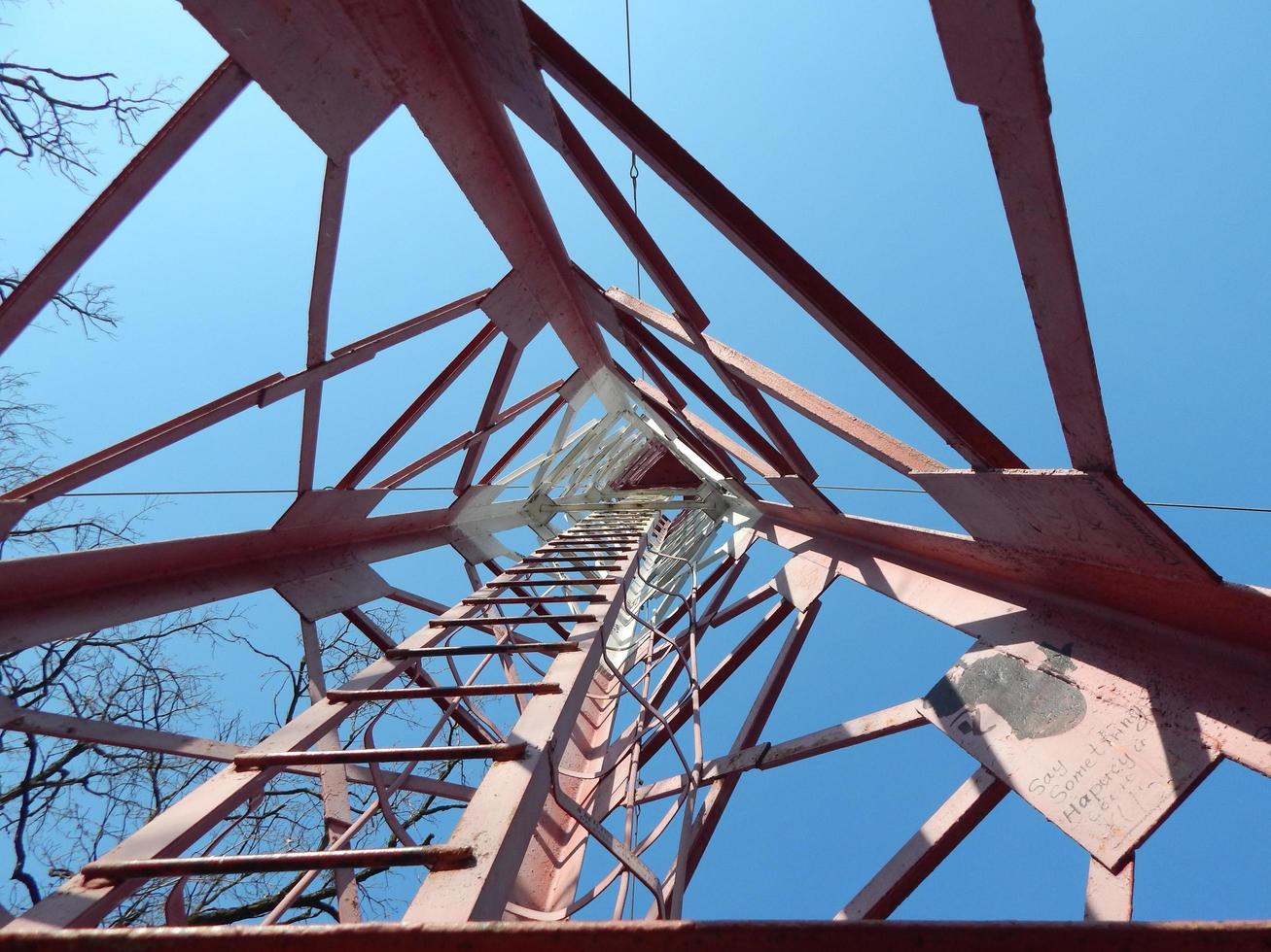 el diseño de la torre de fuego de la torre de metal foto