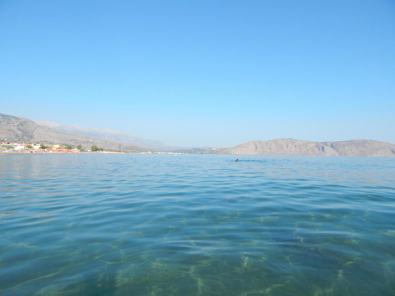 viajar en grecia en la isla de creta montañas y el mar foto