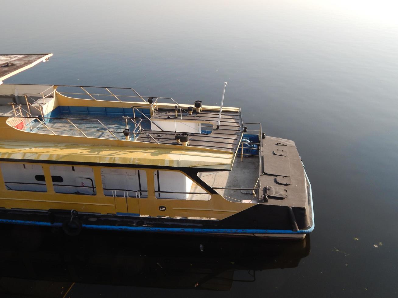 barcos fluviales en los detalles y elementos de la embarcación foto