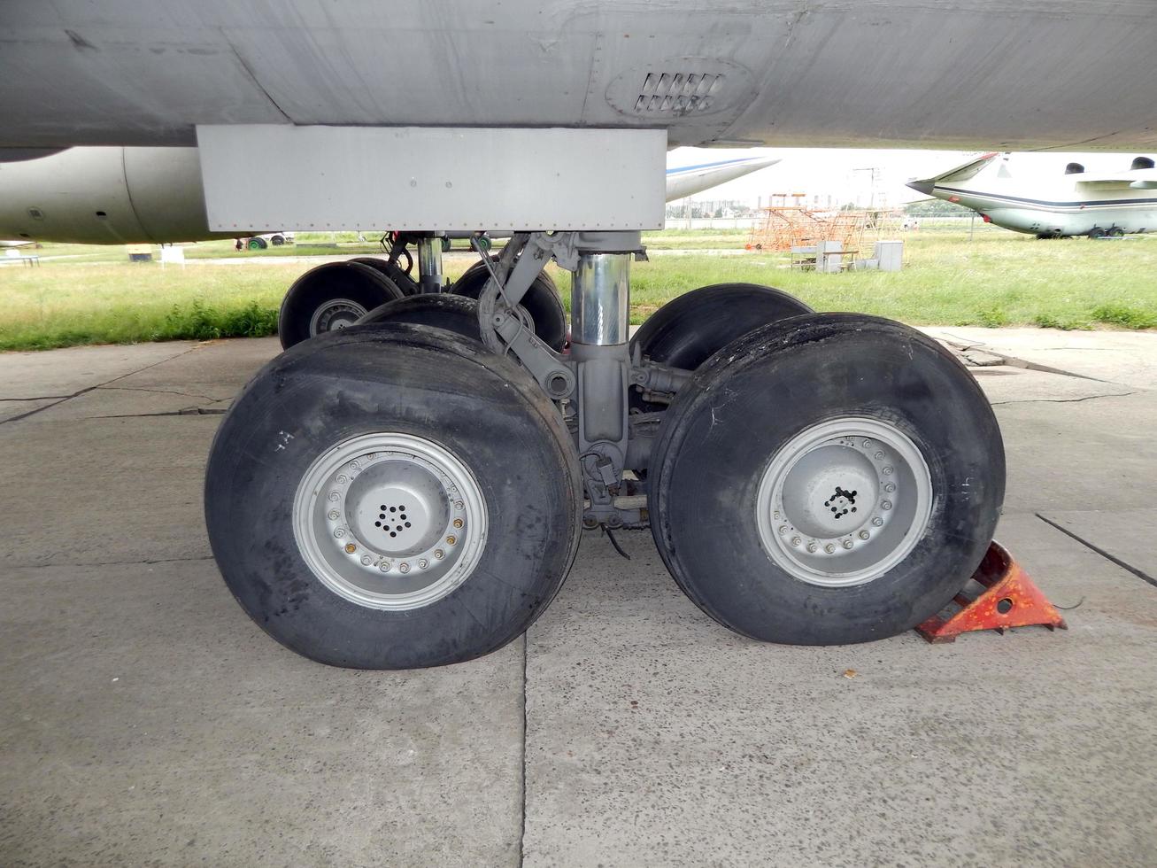 Chasis de aviación de un avión y un helicóptero en el aeropuerto. foto