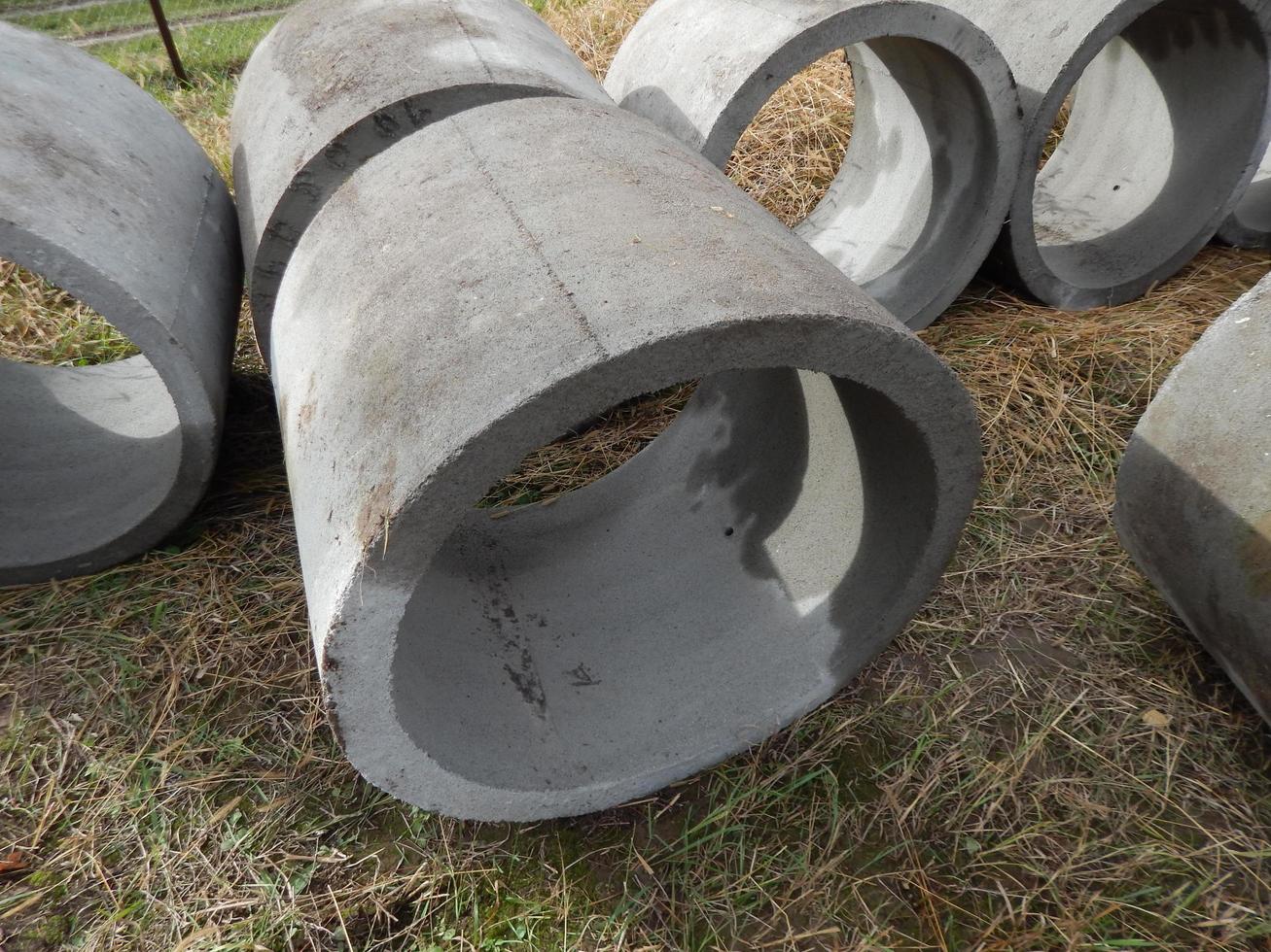 construcción de un pozo para beber en la casa de campo foto