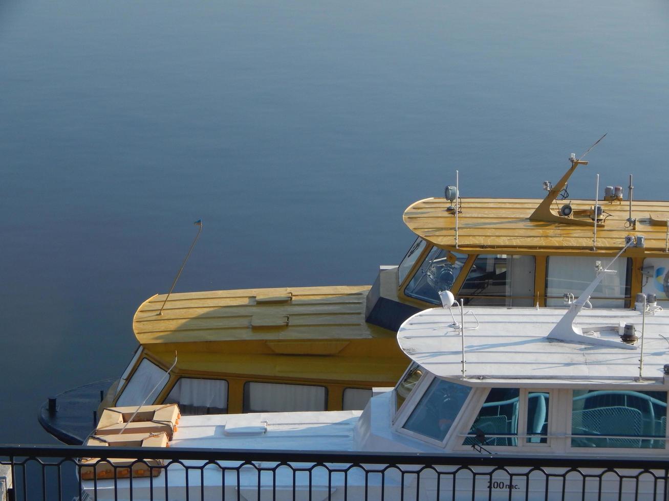 barcos fluviales en los detalles y elementos de la embarcación foto