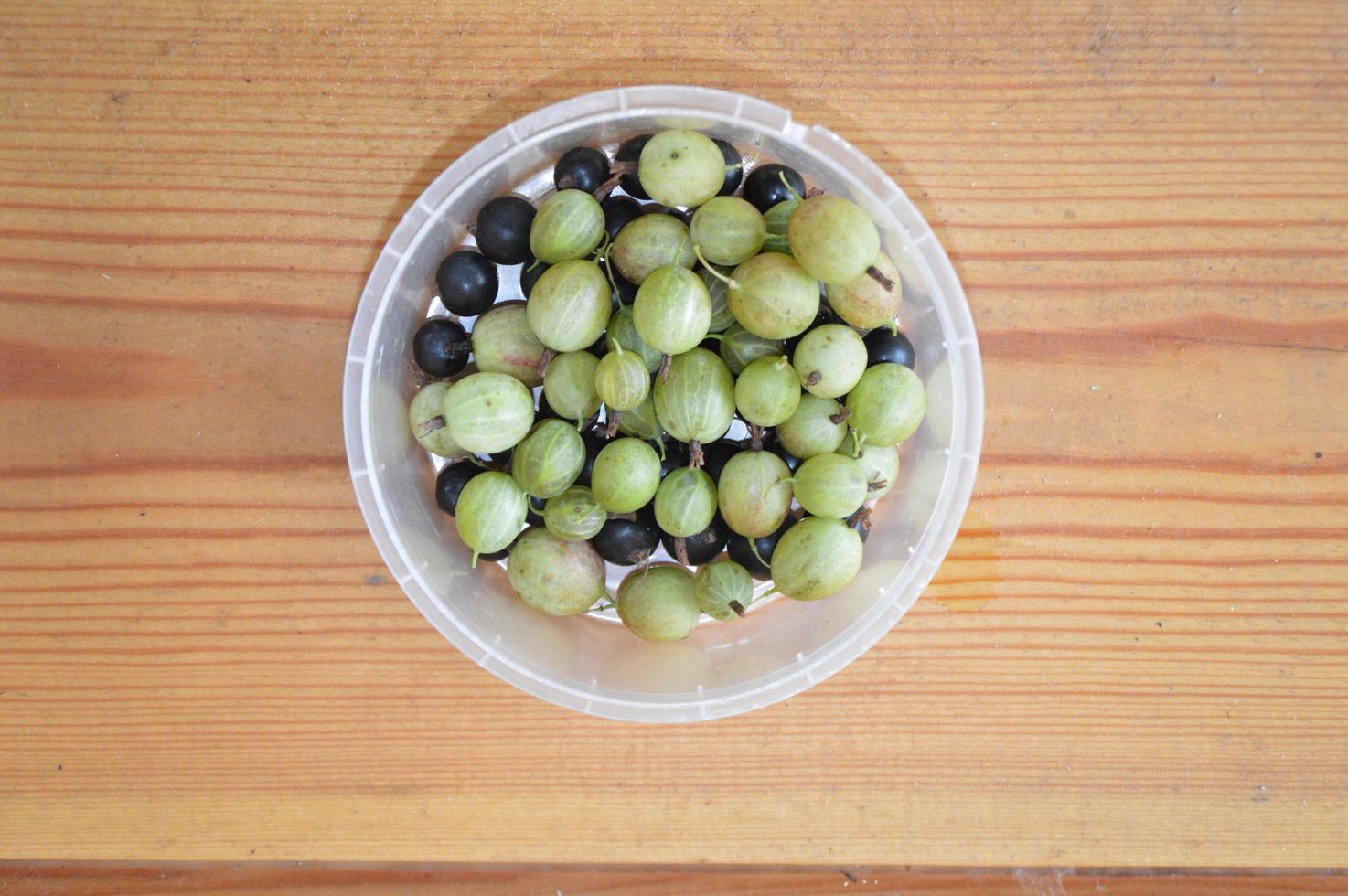 Bodegón de bayas y hortalizas cosechadas en el jardín. foto