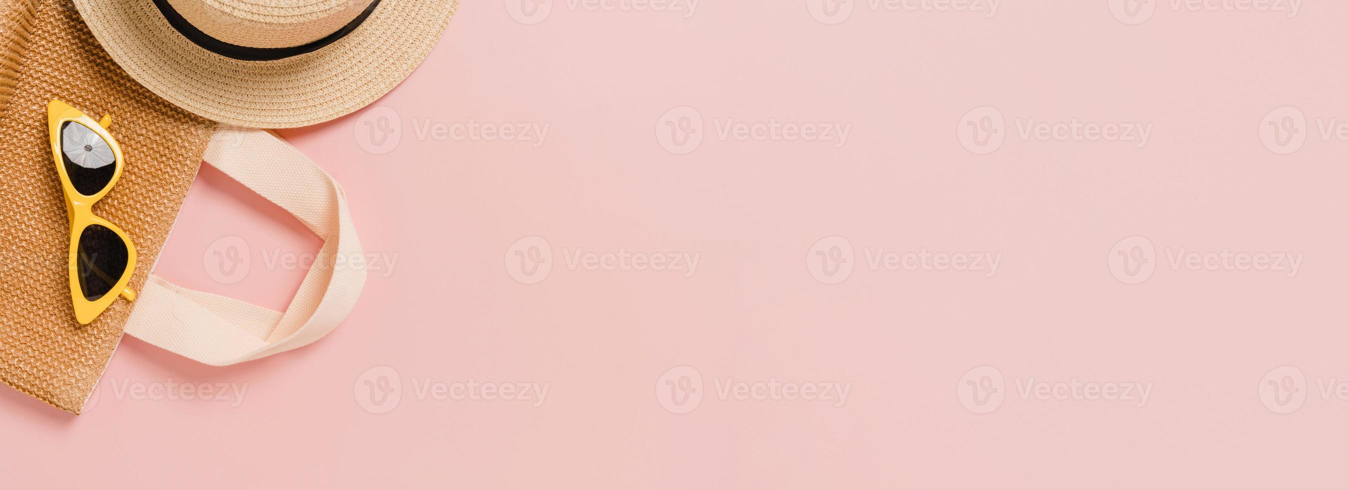 plano creativo de viajes vacaciones primavera o verano moda tropical. Accesorios de playa de vista superior sobre fondo de color rosa pastel. banner panorámico con espacio de copia para texto y área publicitaria. foto