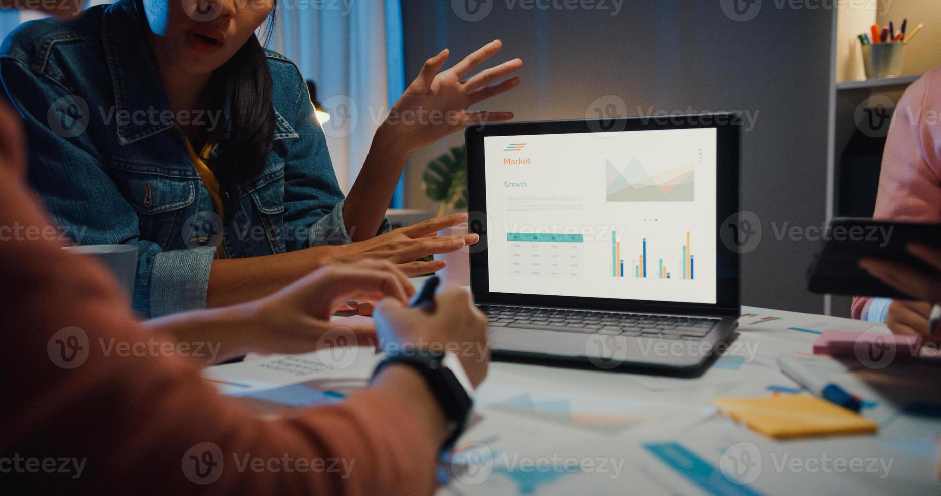 presentación de reunión estratégica de la gente milenaria de asia intercambio de ideas sobre nuevos trámites burocráticos colegas del proyecto que trabajan juntos planificar la estrategia de éxito disfrutan del trabajo en equipo en una pequeña y moderna oficina nocturna. foto