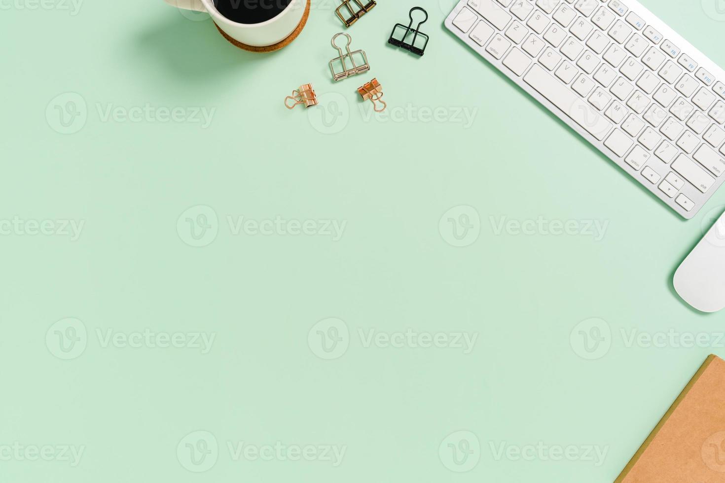 espacio de trabajo mínimo: foto creativa plana del escritorio del espacio de trabajo. Escritorio de oficina de vista superior con teclado y mouse sobre fondo de color verde pastel. vista superior con espacio de copia, fotografía plana.