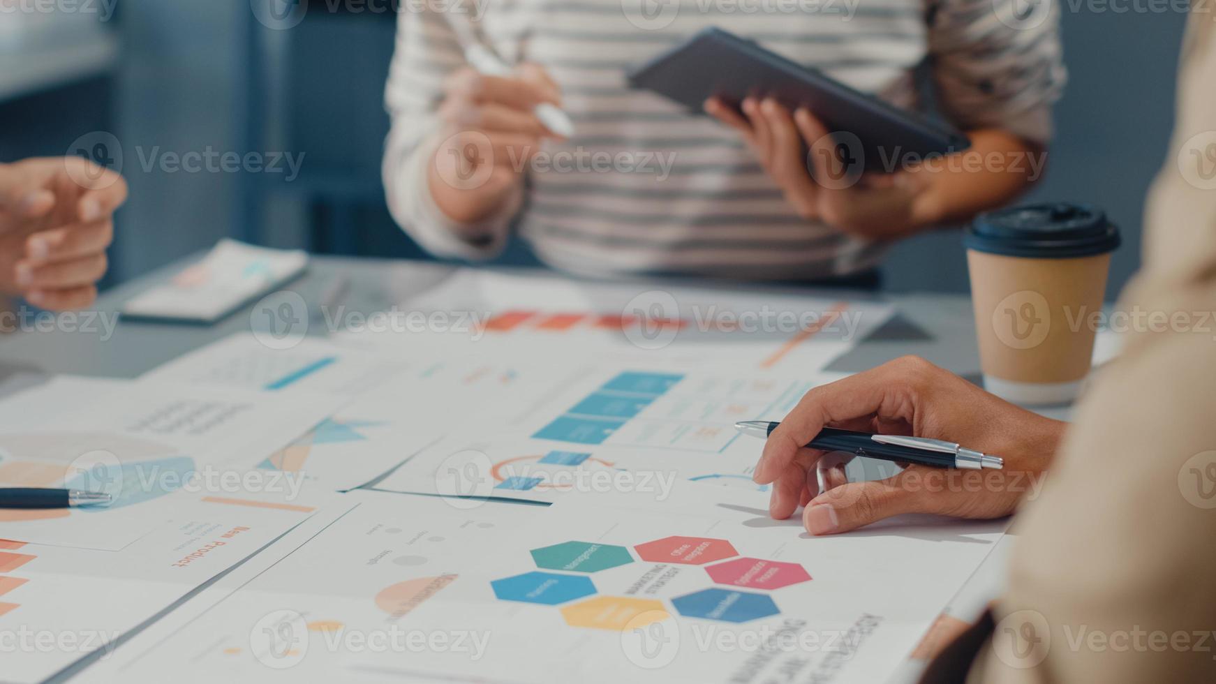 felices jóvenes empresarios asiáticos y mujeres de negocios reunidos intercambiando ideas sobre nuevas ideas sobre proyectos para su socio trabajando juntos planificando la estrategia de éxito disfrutan del trabajo en equipo en la pequeña y moderna oficina en casa. foto