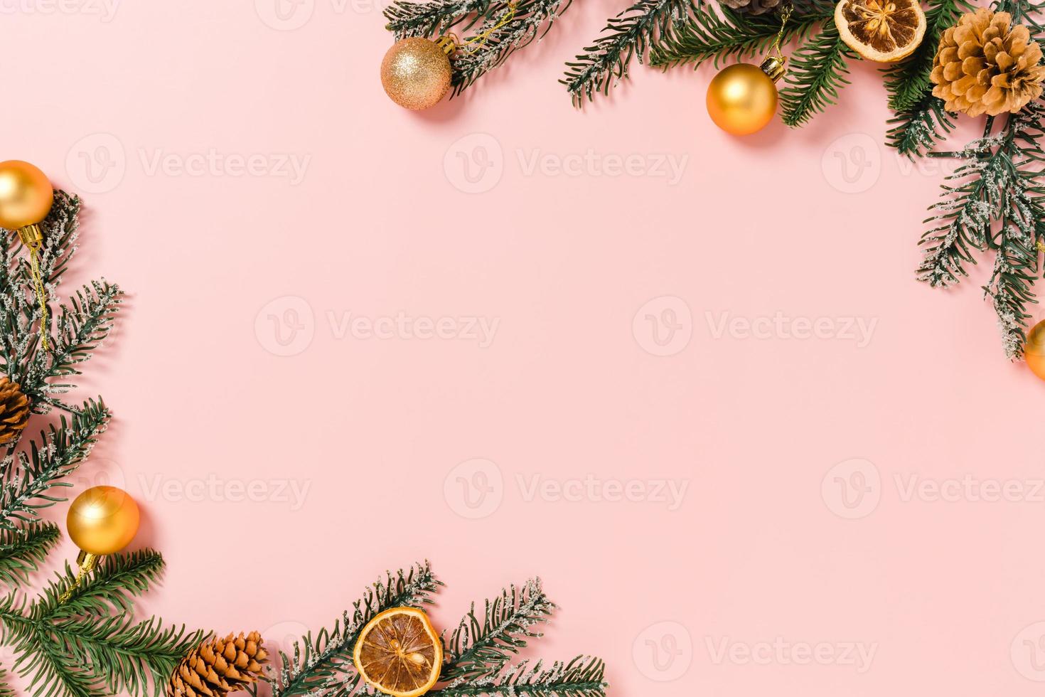 plano creativo mínimo de composición tradicional navideña y temporada navideña de año nuevo. vista superior decoraciones navideñas de invierno sobre fondo rosa con espacio en blanco para texto. copie la fotografía del espacio. foto