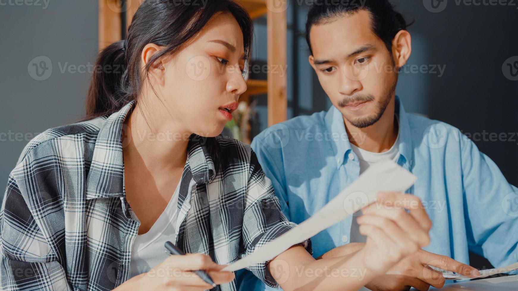 estrés asia pareja hombre y mujer usan la calculadora para calcular el presupuesto familiar, las deudas, los gastos mensuales durante la crisis económica financiera en el hogar. problemas de dinero del matrimonio, concepto de planificación del presupuesto familiar. foto