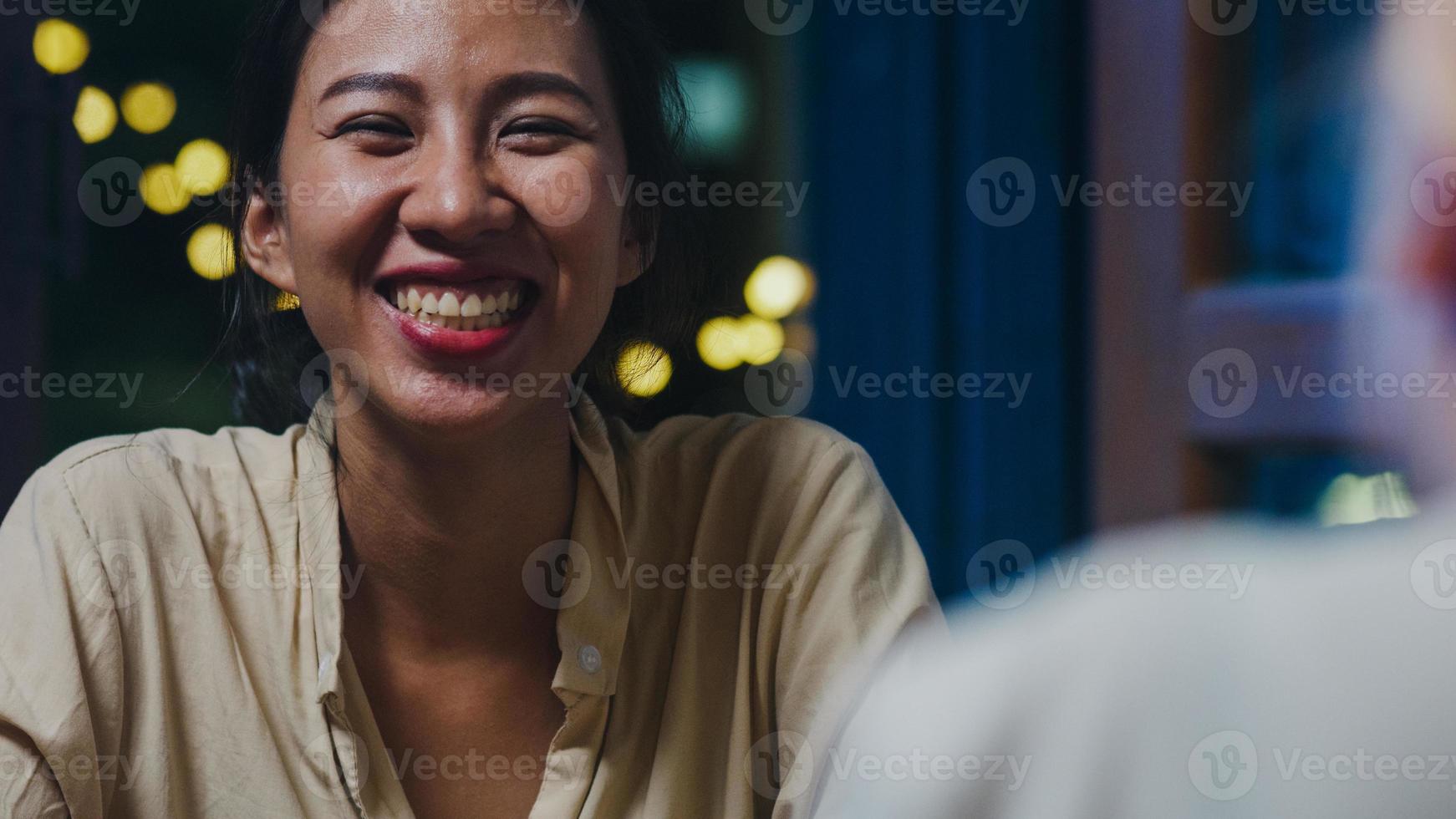 Grupo de amigos de Asia jóvenes turistas felices bebiendo alcohol o cerveza artesanal y teniendo una fiesta en el club nocturno en la calle Khao San. viajero, mochilero, asia, gente, viaje, en, bangkok, tailandia. foto