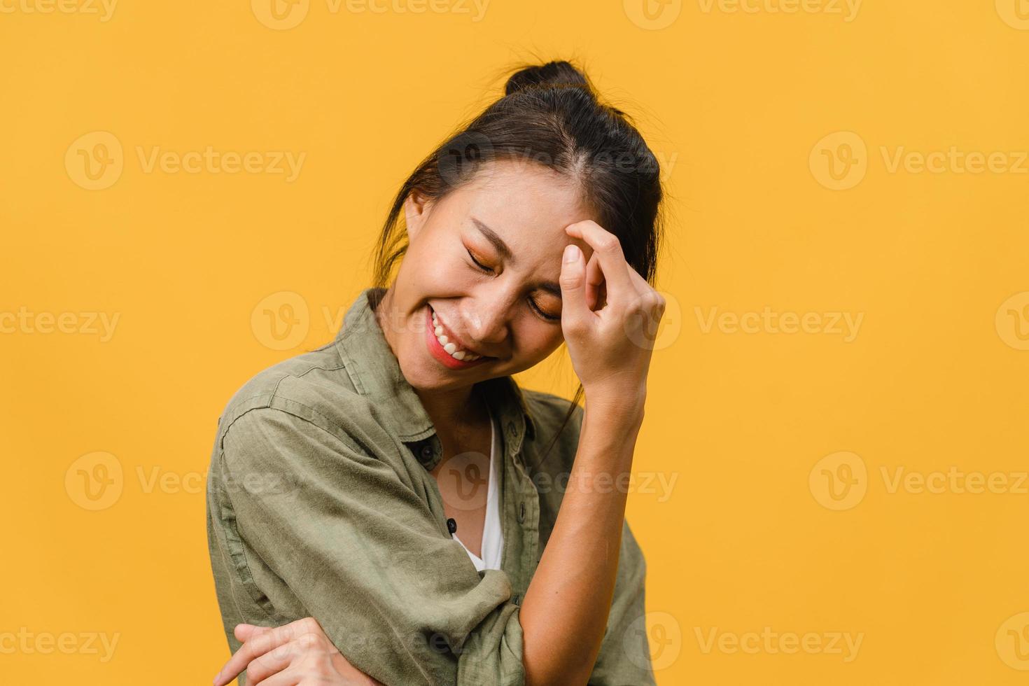 Retrato de joven asiática con expresión positiva, sonrisa amplia, vestida con ropa casual sobre fondo amarillo. feliz adorable mujer alegre se regocija con el éxito. concepto de expresión facial. foto