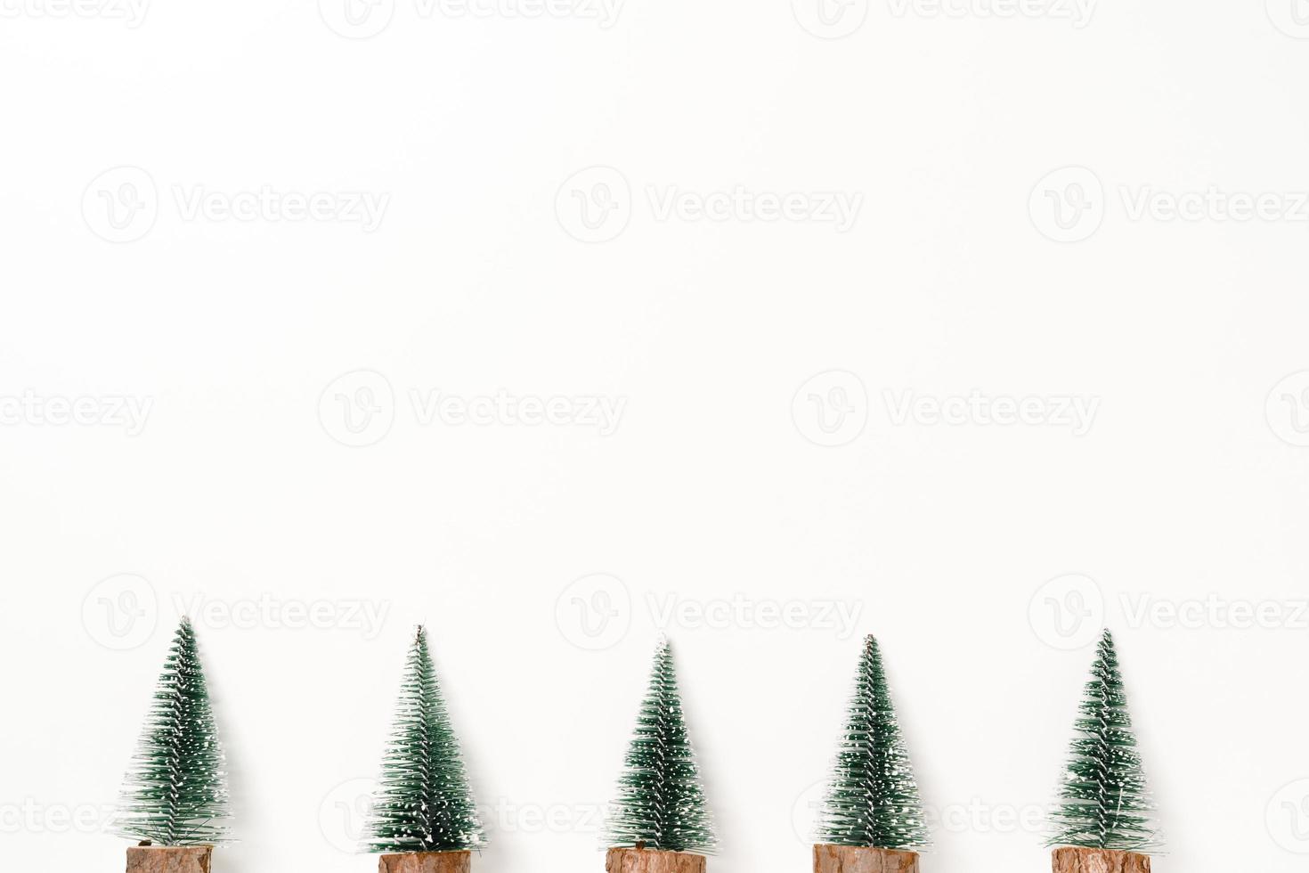 plano creativo mínimo de composición tradicional navideña y temporada navideña de año nuevo. vista superior decoraciones navideñas de invierno sobre fondo blanco con espacio en blanco para texto. copie la fotografía del espacio. foto