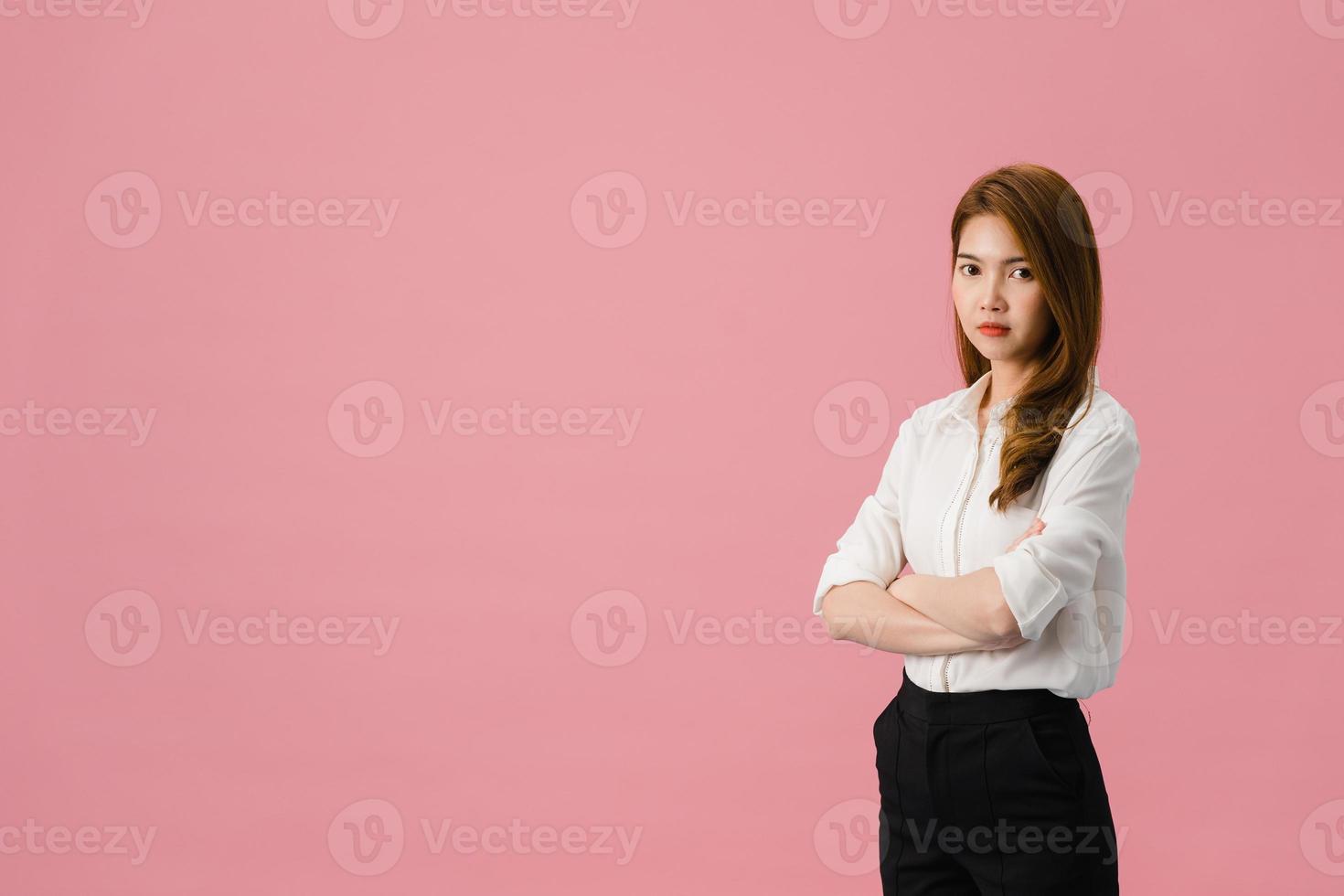 Retrato de joven asiática con expresión positiva, brazos cruzados, sonrisa amplia, vestida con ropa casual y mirando a cámara sobre fondo rosa. feliz adorable mujer alegre se regocija con el éxito. foto