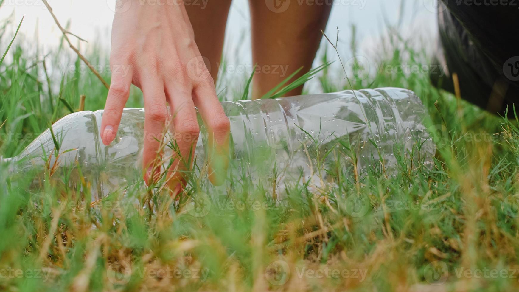 felices jóvenes activistas asiáticos que recogen desechos plásticos en el bosque. Las voluntarias coreanas ayudan a mantener la naturaleza limpia y a recoger basura. concepto sobre los problemas de contaminación de la conservación del medio ambiente. foto