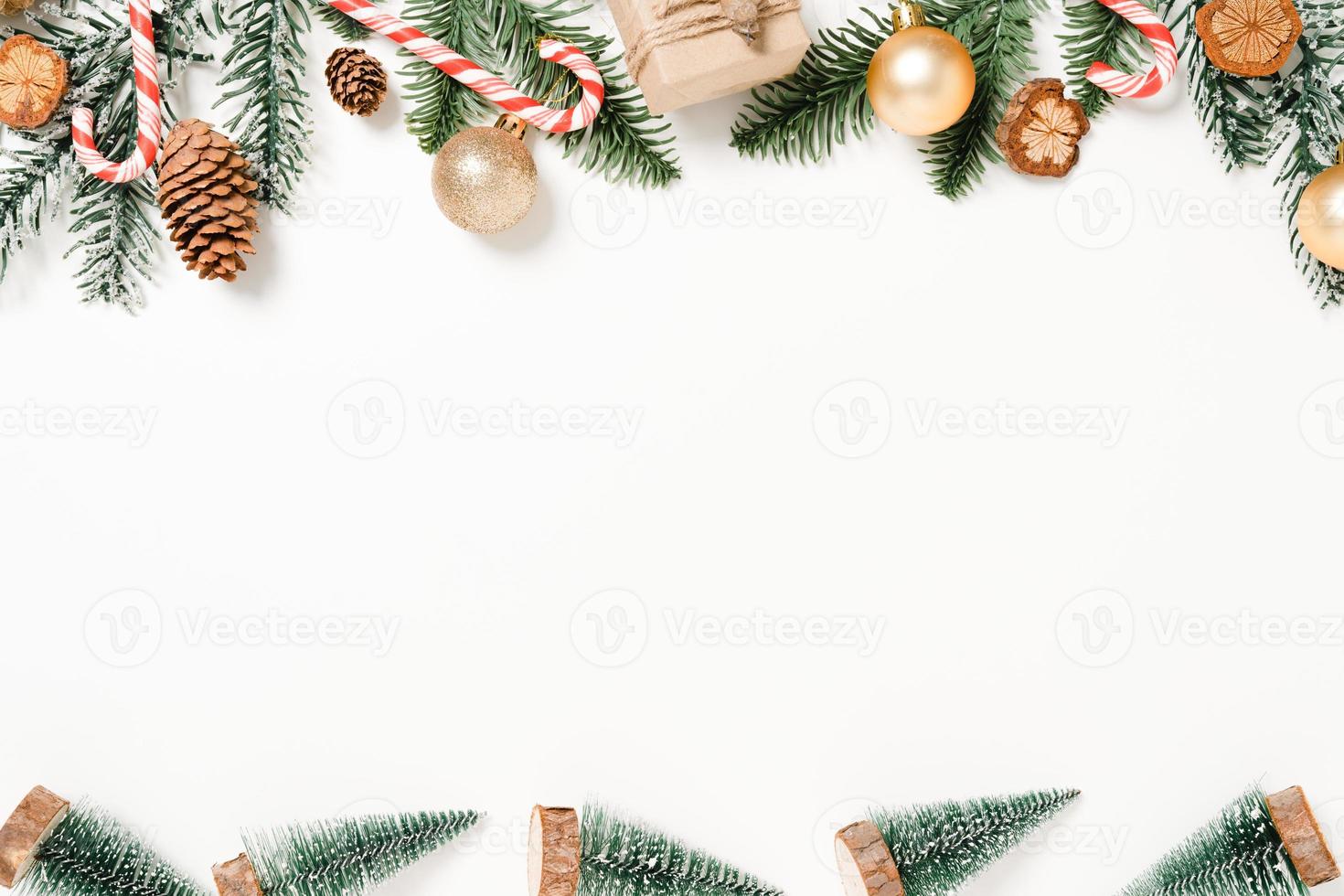 plano creativo mínimo de composición tradicional navideña y temporada navideña de año nuevo. vista superior decoraciones navideñas de invierno sobre fondo blanco con espacio en blanco para texto. copie la fotografía del espacio. foto