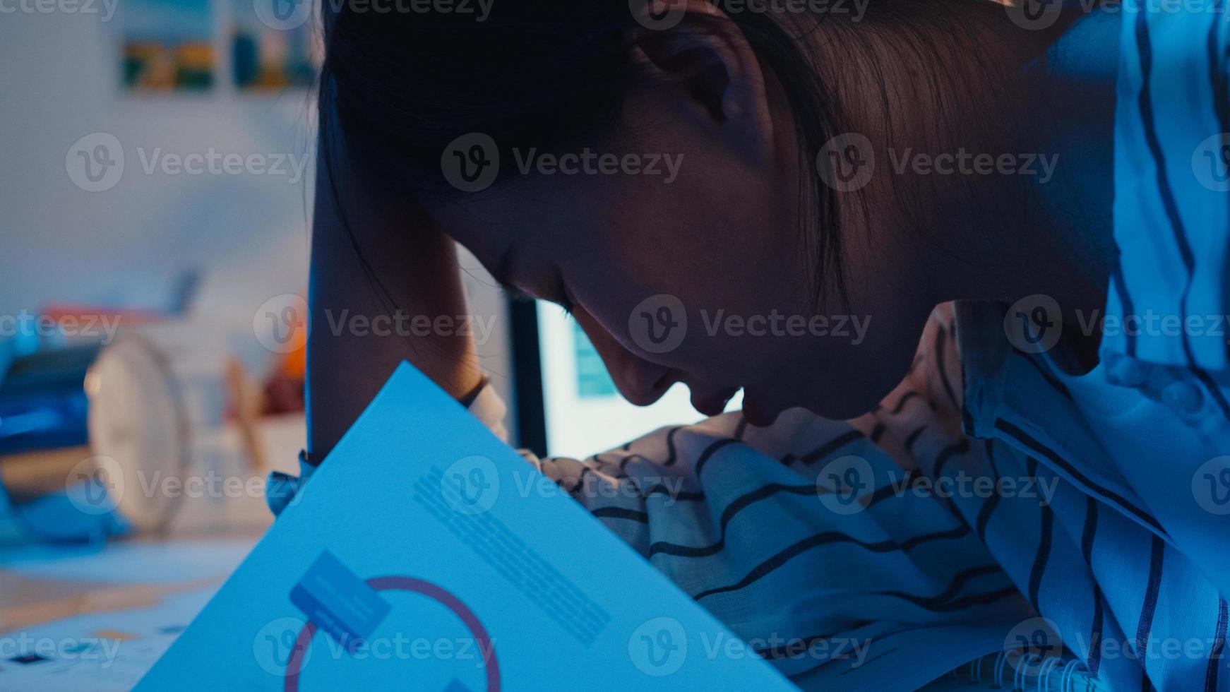 joven empresaria de asia preparar la presentación antes de la entrevista de la conferencia en la oficina en casa. trabajando desde la sobrecarga de la casa por la noche, de forma remota, distanciamiento social, cuarentena para la prevención del virus corona. foto