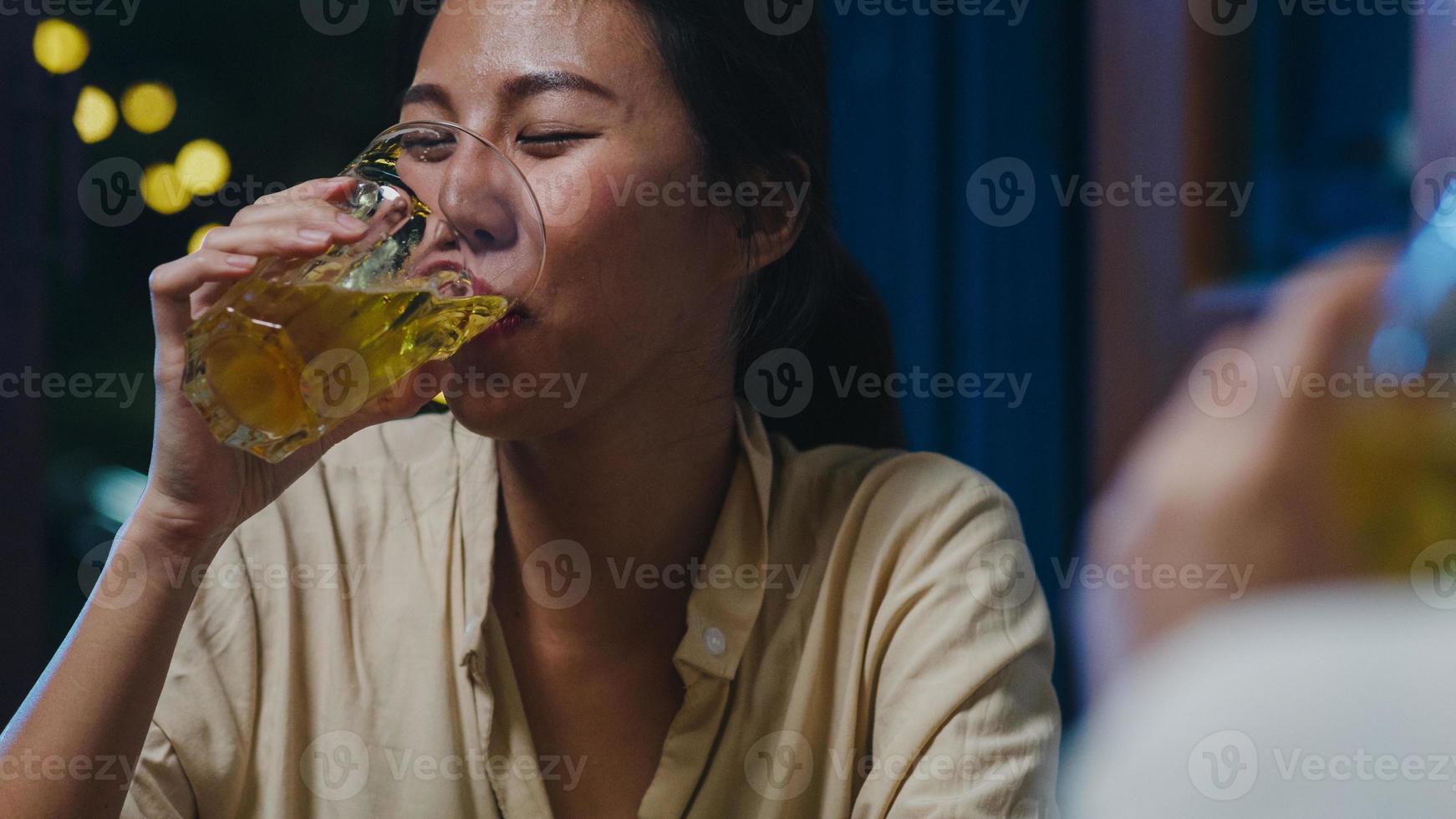 Grupo de amigos de Asia jóvenes turistas felices bebiendo alcohol o cerveza artesanal y teniendo una fiesta en el club nocturno en la calle Khao San. viajero, mochilero, asia, gente, viaje, en, bangkok, tailandia. foto