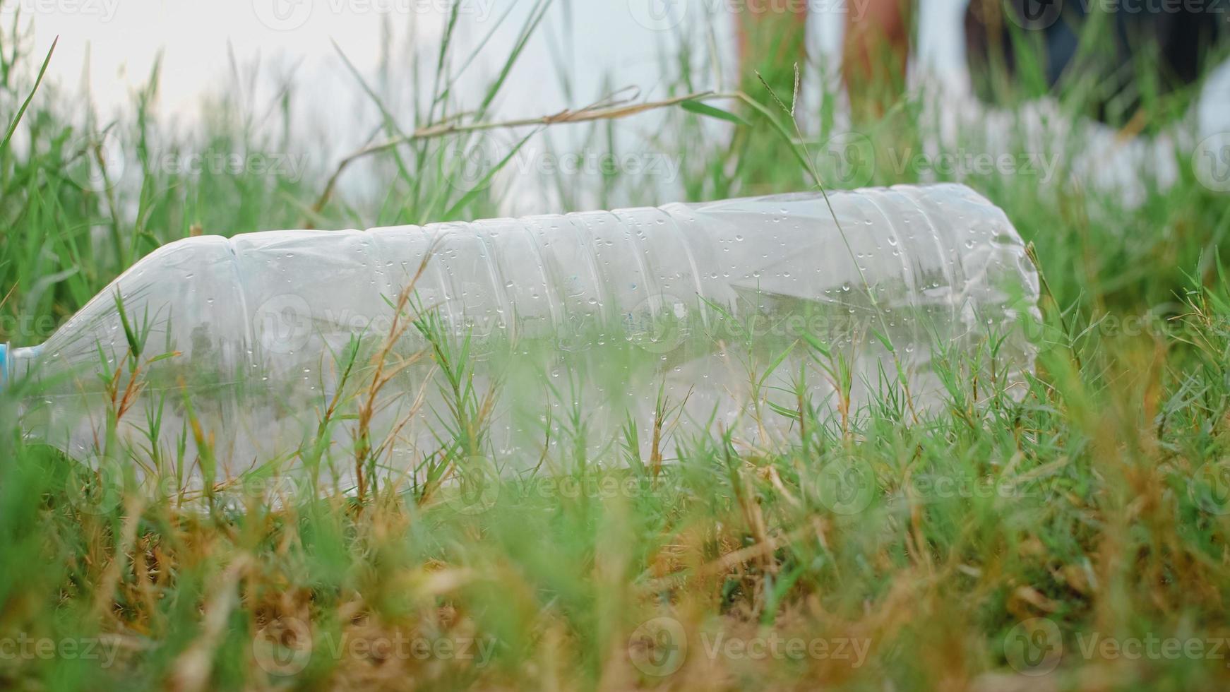 felices jóvenes activistas asiáticos que recogen desechos plásticos en el bosque. Las voluntarias coreanas ayudan a mantener la naturaleza limpia y a recoger basura. concepto sobre los problemas de contaminación de la conservación del medio ambiente. foto