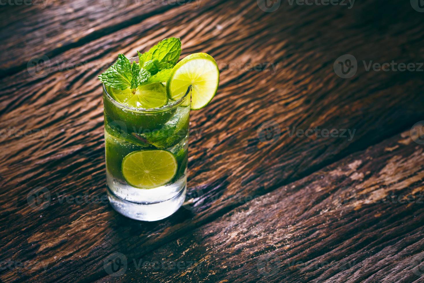 bebida mojito en madera foto