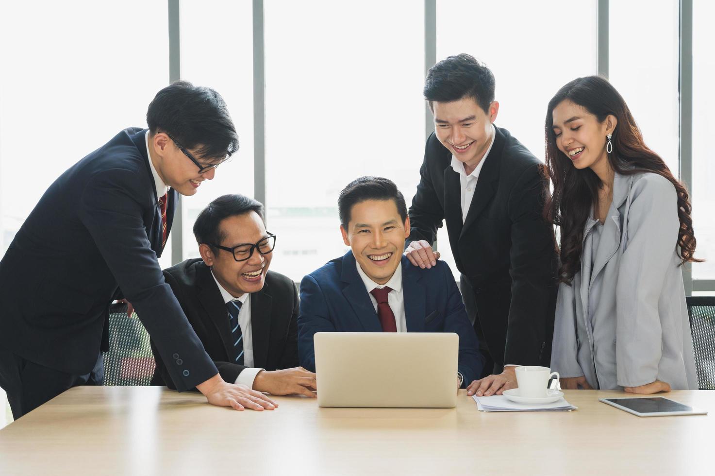 Equipo de gente de negocios asiática analizando estadísticas financieras. Equipo de empresarios reunión concepto corporativo de discusión de conferencia en la oficina. foto