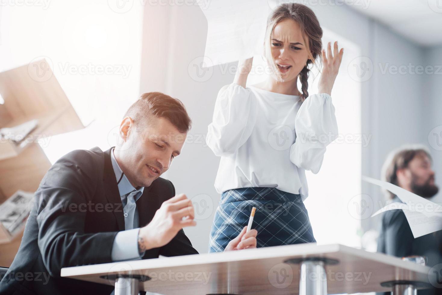 selección de un candidato a un puesto de trabajo que es entrevistado en una hermosa y espaciosa oficina. foto