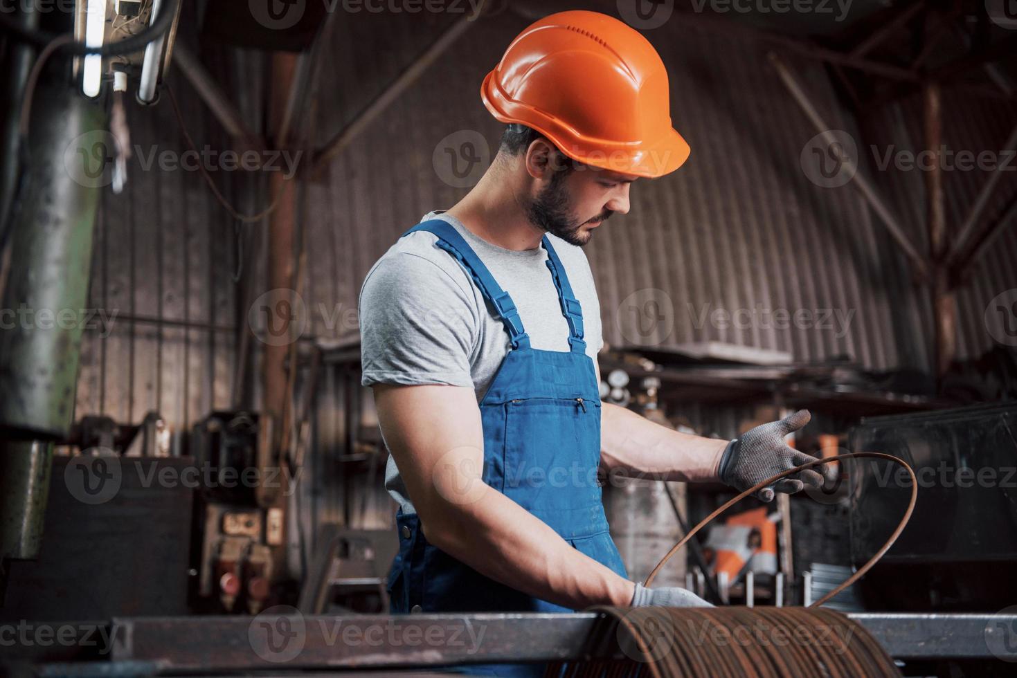 operador experimentado con casco. Concepto de la industria metalmecánica ingeniero profesional obrero metalúrgico operativo fresadora cnc centro en taller de fabricación foto