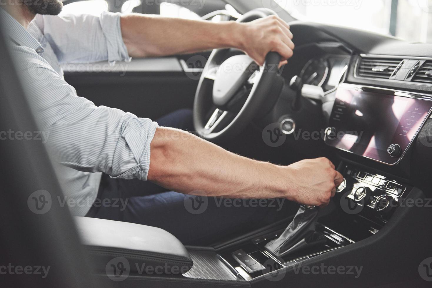 atractivo, barbudo, hombre feliz, en, buen coche foto