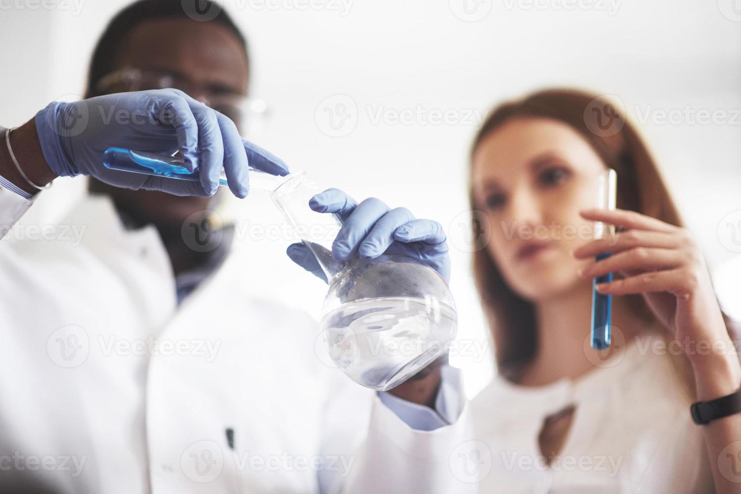 experimentos en el laboratorio químico. se llevó a cabo un experimento en un laboratorio en matraces transparentes foto