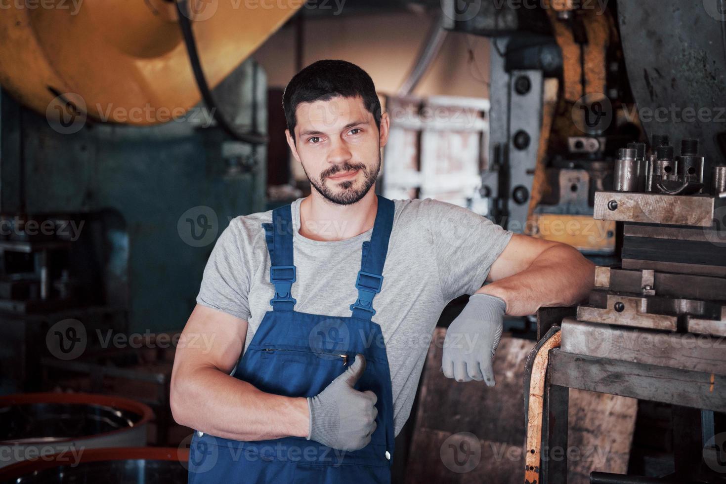 operador experimentado con casco. Concepto de la industria metalmecánica ingeniero profesional obrero metalúrgico operativo fresadora cnc centro en taller de fabricación foto