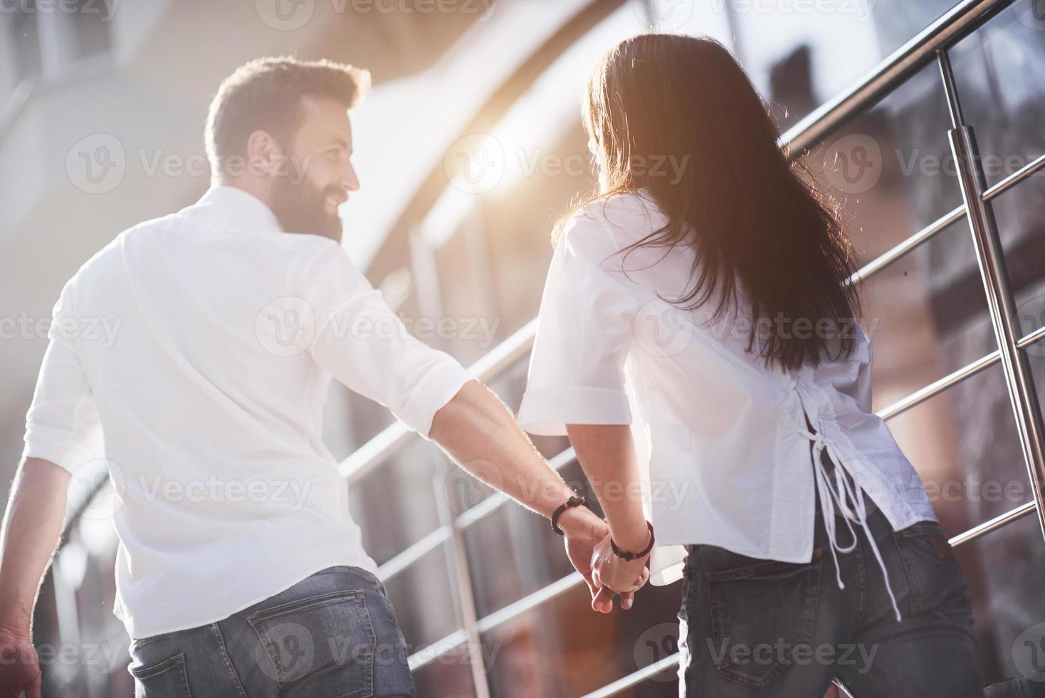 hermosa pareja feliz abrazándose en la calle de la ciudad concepto de estilo de vida amor y romance foto