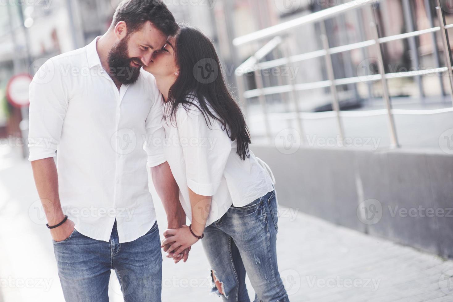 hermosa pareja feliz abrazándose en la calle de la ciudad concepto de estilo de vida amor y romance foto