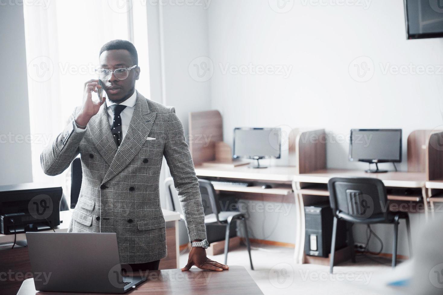 alegre, hombre de negocios africano, posición, delante de, colega foto