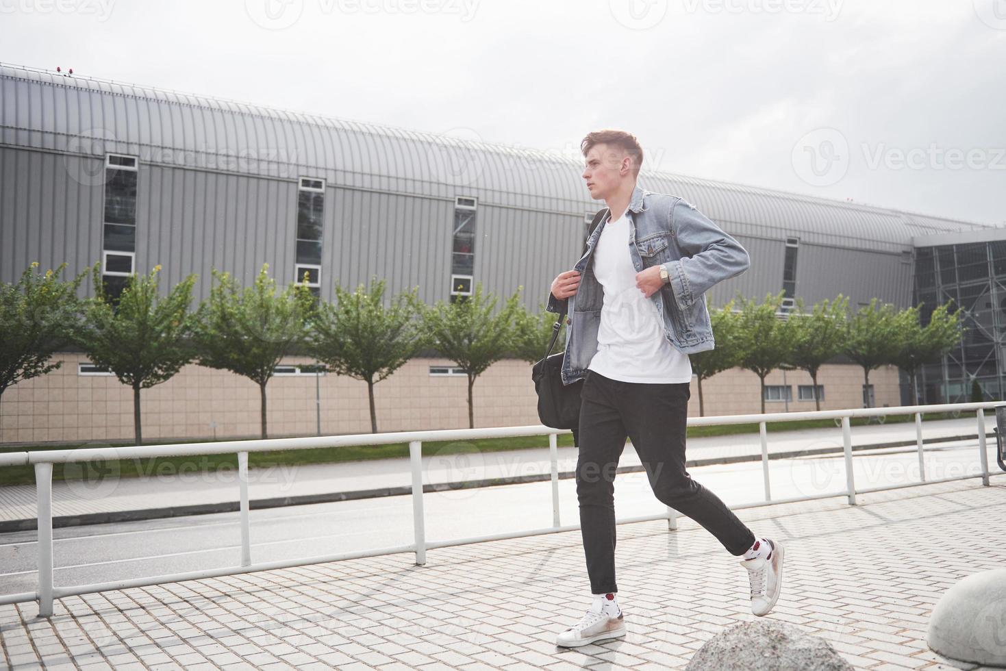 un joven hermoso en el aeropuerto está esperando el vuelo. foto