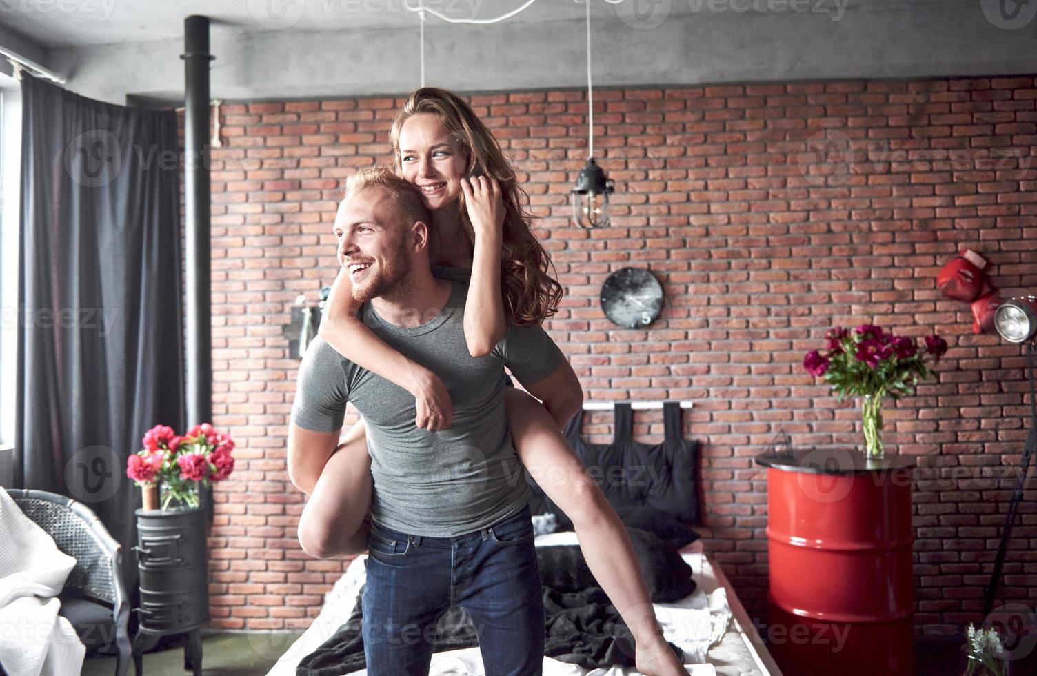 una pareja joven es un novio y una novia que se disfrutan mutuamente foto