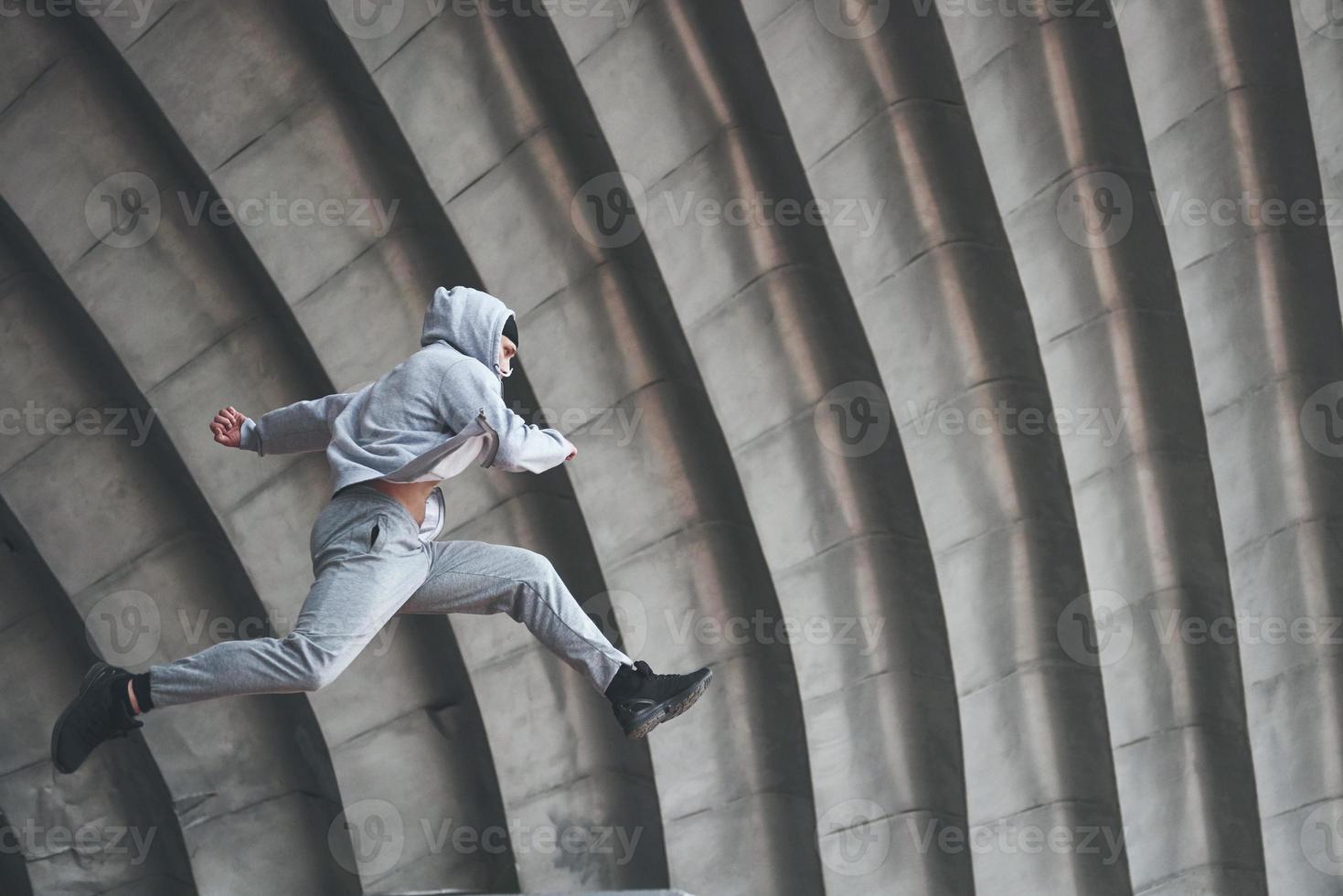 el hombre practica al aire libre parkour, acrobacias extremas. foto