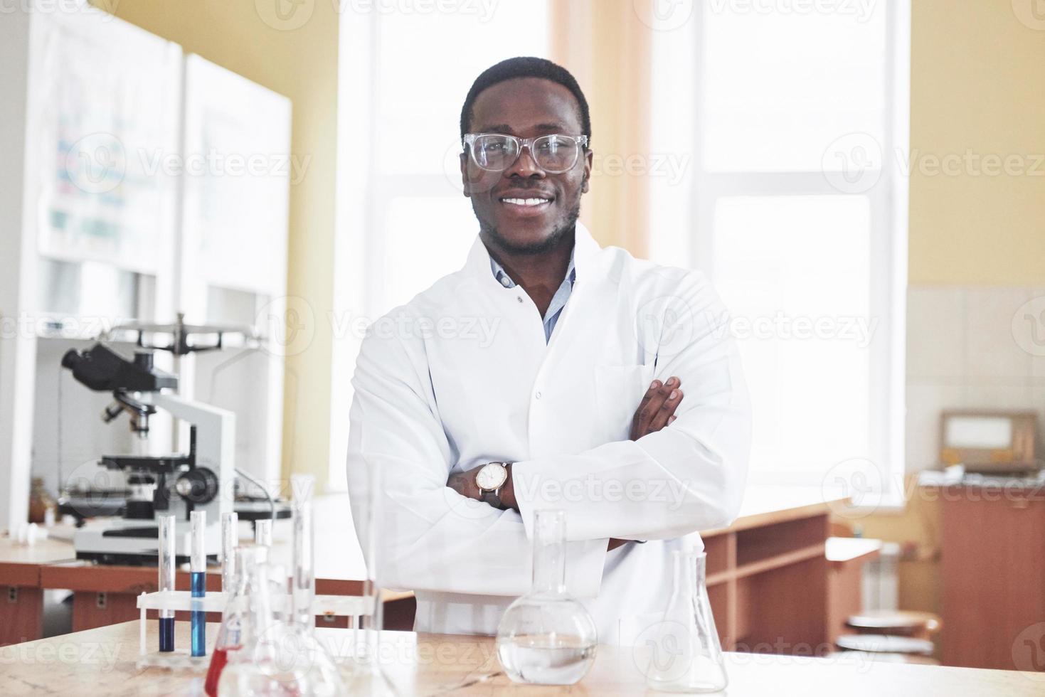 un trabajador afroamericano trabaja en un laboratorio realizando experimentos. foto