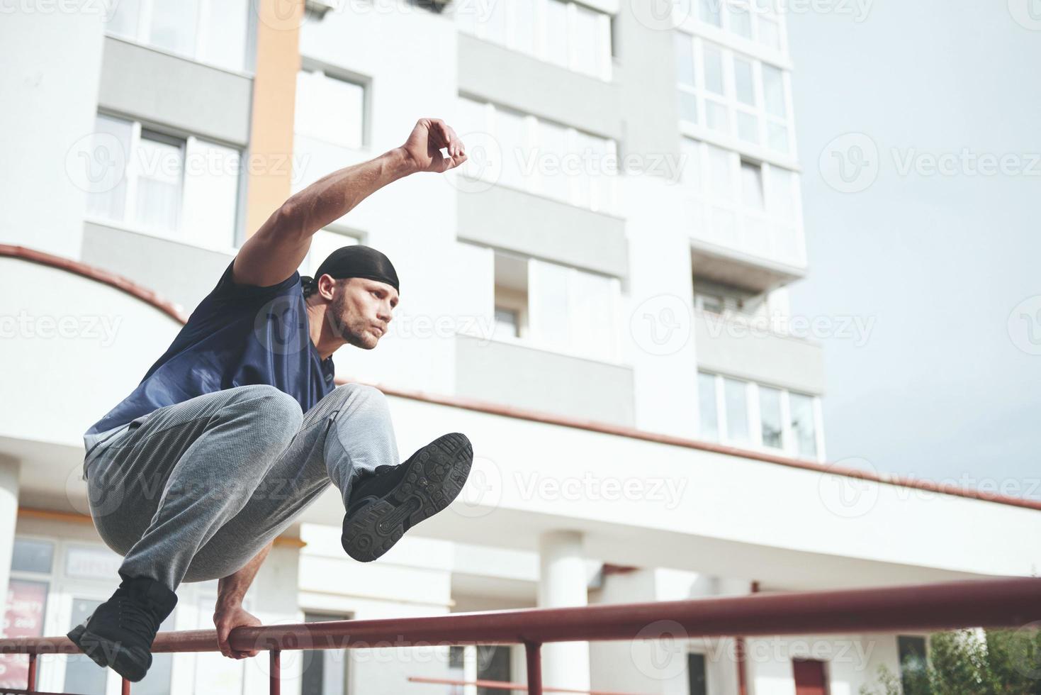 joven deportista haciendo parkour en la ciudad. foto