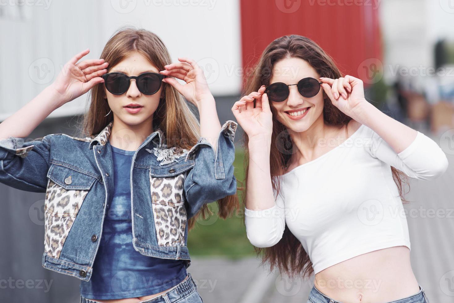 las mujeres jóvenes se entretienen con gafas de sol en el centro comercial. foto