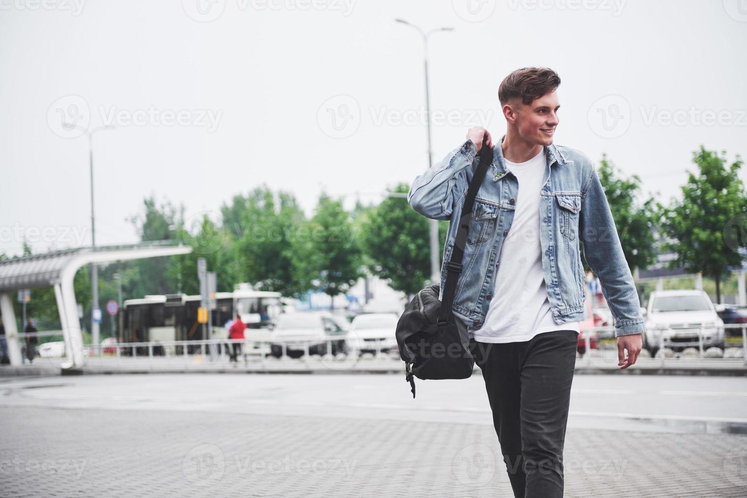 un joven hermoso en el aeropuerto está esperando el vuelo. foto