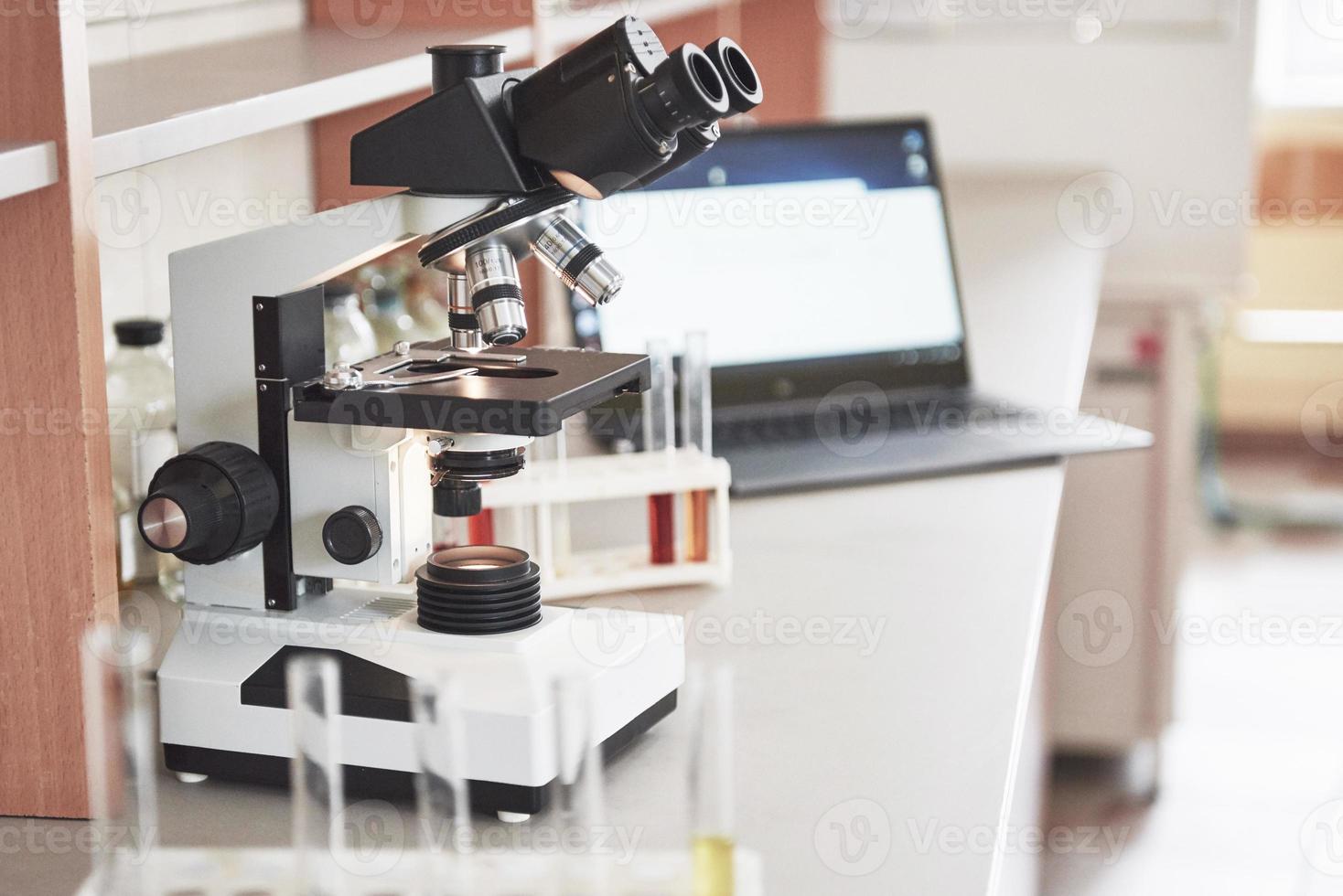 matraz con corcho de laboratorio líquido azul púrpura rosa soporte sobre la mesa en el laboratorio de prueba pruebas de fluidos foto