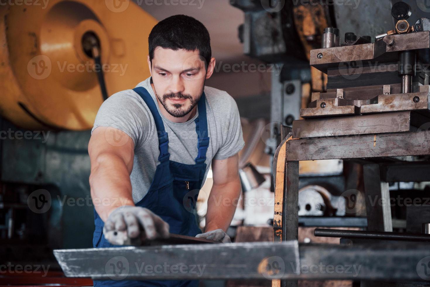 operador experimentado con casco. Concepto de la industria metalmecánica ingeniero profesional obrero metalúrgico operativo fresadora cnc centro en taller de fabricación foto