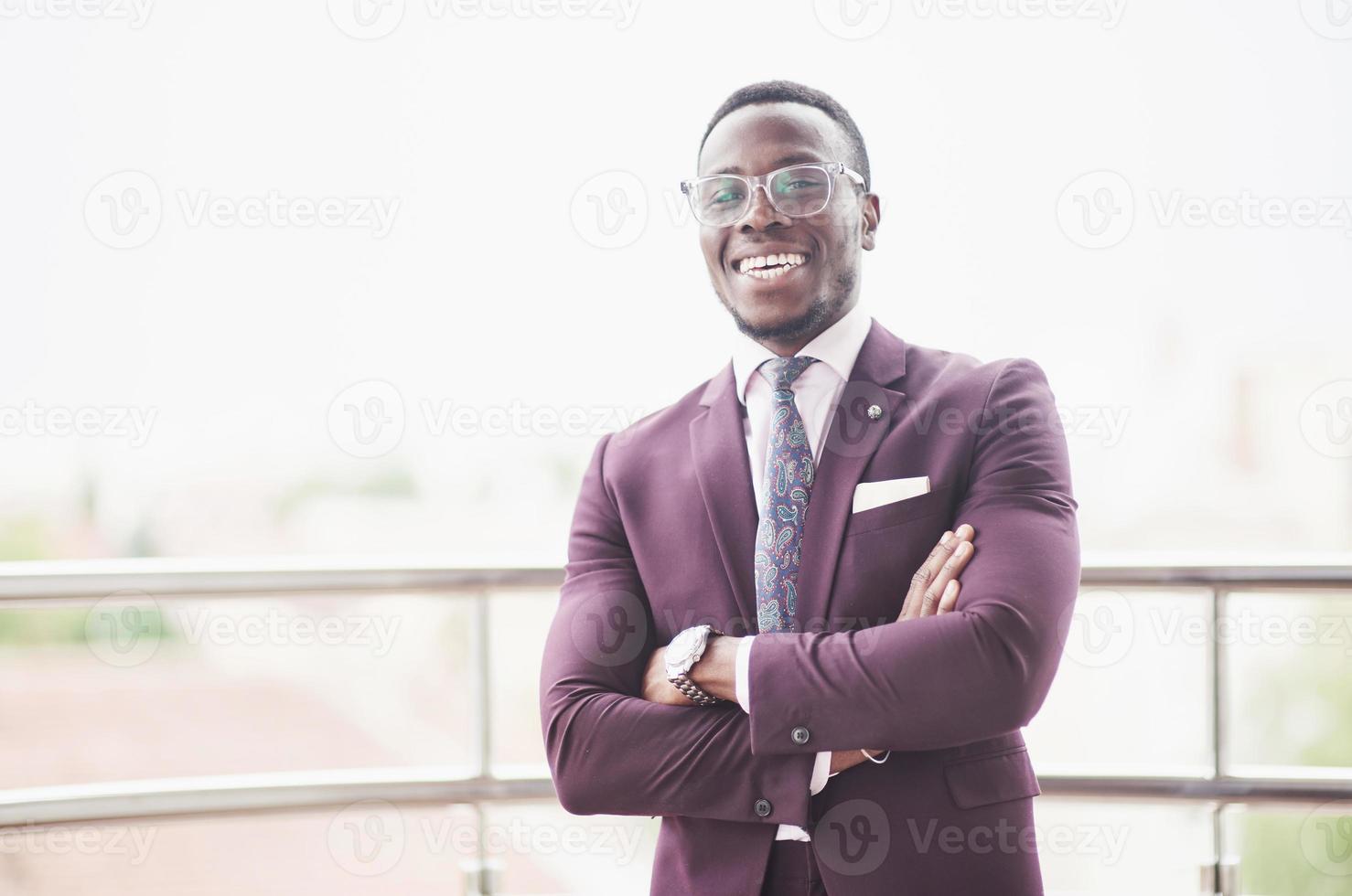 un hermoso empresario afroamericano lee en un café. foto