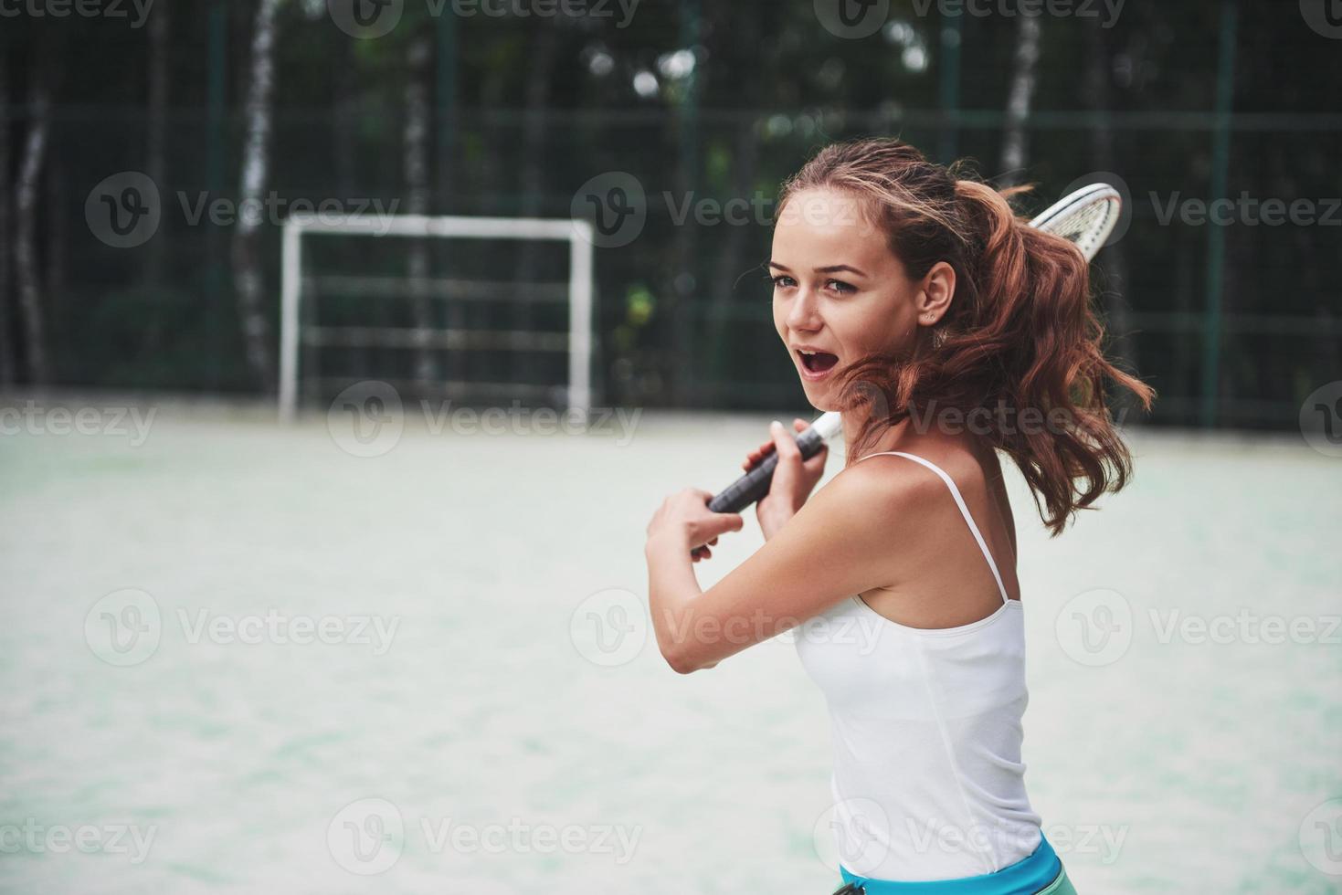 retrato de un joven tenista listo para servir. foto